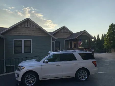 This community is located in the North Georgia mountains and on Lake Chatuge.