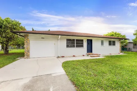 Coastal Cottage 5 minutes to Mercato and Vanderbilt Beach - New Pool + Hot Tub