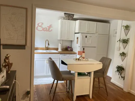 Cute Guest Cottage Convenient Location