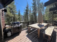 Olympic Valley House with Palisades Tahoe Views 斯闊穀與高山草甸度假村附近的飯店
