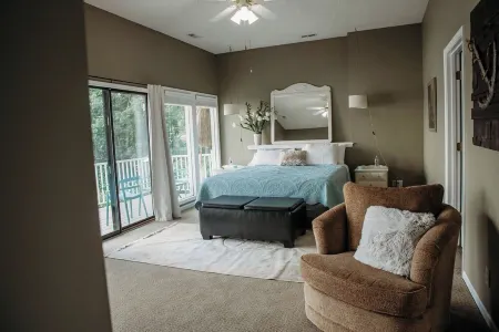 LAKE TIME @ THIS SPACIOUS HOUSE ON THE WATER + BOAT+SWIM+RELAX+GREAT AMMENITIES