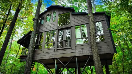 Magical Treehouse in Woods, Close many Wineries & Breweries, Pet Friendly!
