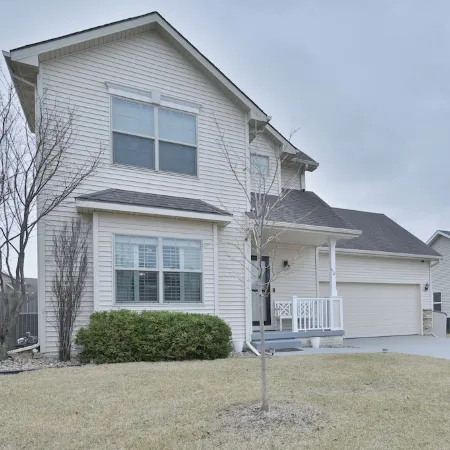 Entire Home-Beautiful 4BR, 3.5BA Retreat in Ankeny, Iowa 2 King Beds, Fenced, AC