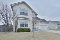 Entire Home-Beautiful 4BR, 3.5BA Retreat in Ankeny, Iowa 2 King Beds, Fenced, AC - Balkon
