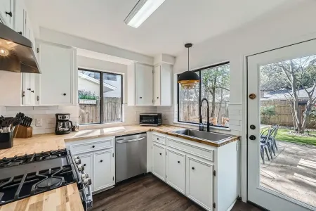 New 3 BDRM Home Northwest Austin/Near Q2 & Domain Отели рядом с достопримечательностью «Microelectronics Research Center Department of Electrical and Computer Engineering»