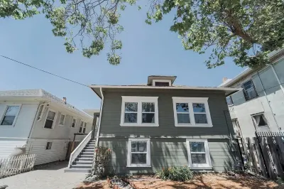 2336C - Ground 2B1B Unit with Laundry TV near UCB Hotels near Tivoli Caffe