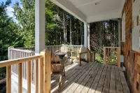Seabrook Cabin- Private Hot Tub, Indoor & Outdoor Fires, 10 Min. Walk to Town