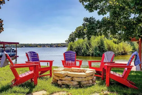 Updated 4BR Lakefront w/ Hot Tub, Dock & Fire Pit