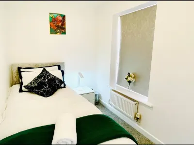 Stylish 3 BDR House with Free Parking Near Hulme Hotel a 