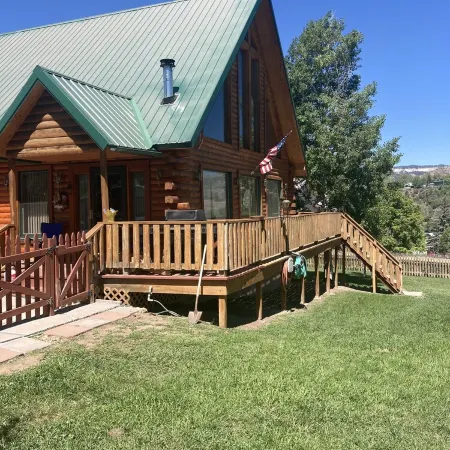 Cozy, Quiet Small Town Log Home. With Beautiful Mountain View.