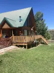 Cozy, Quiet Small Town Log Home. With Beautiful Mountain View.