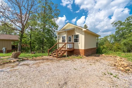 Cabin #1 @ Rock Creek Cabins! King Bed! 15 min. to Bathhouse Row! Pet Friendly!