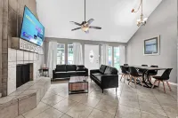 Quiet 4BR Near Nasa & Kemah, King Bed, Bbq, Patio Hotels in Seabrook