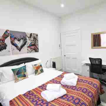 Comfortable West End Flat with Parking Easy Access Rooms