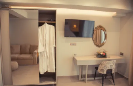 IO Luxury Pool & Hot Tub Suites