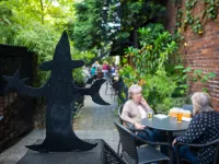 McMenamins White Eagle Saloon and Rock & Roll Hotel โรงแรมใกล้ถนนอัลเบอร์ตา