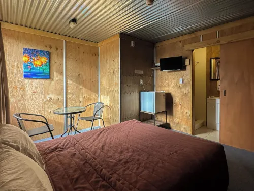 The Crossing Lodge and Backpackers - parking