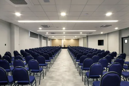 NH Hotel Feira de Santana Отели рядом с достопримечательностью «Feiraguay Shopping Popular»