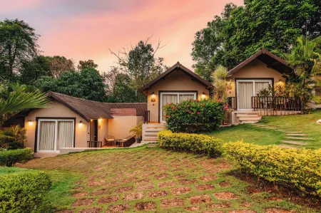 Stone Wood Resort, Mandrem Отели в г. Мандрем