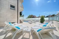 Hotel Riva Kaštela with Swimming Pool Hotels in Kastel Kambelovac
