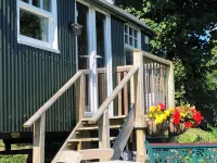 1 Bedroom Cabin Sleeps 2 Private Garden WiFi Hotels in Camelford
