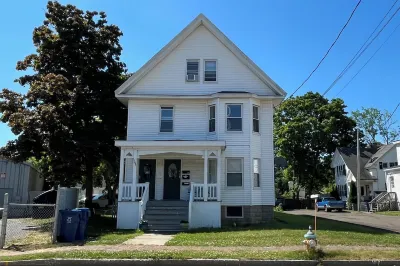 Centrally located off Back Cove, 1st floor 4 bedroom, 1.5 Bath condo w/ porch Các khách sạn gần Old Port