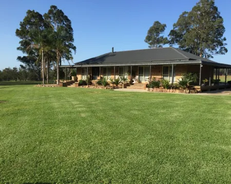 Bella Farm Country House on 10 Private Acres.Outdoor Spa, Firepit. Pet Friendly Hotels in Nulkaba