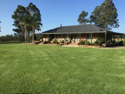 Bella Farmhouse.Private. 10 Acres. Outdoor Spa. BBQ. 5 Min Drive to Wineries Hotels near Hunter Valley Wildlife Park