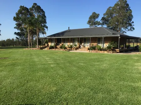 Bella Farmhouse.Private. 10 Acres. Outdoor Spa. BBQ. 5 Min Drive to Wineries Отели в г. Сеснок