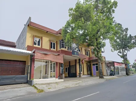 Bromo Family Guest House Отели в г. Ngajum