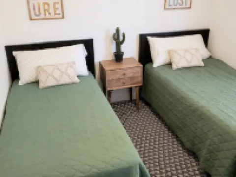 Come stay at our comfy, cozy, NEWLY RENOVATED home in the Ivins, UT! Hotels near Red Mountain