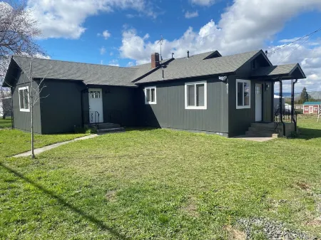 Charming 2-bedroom house with WiFi and AC in Lewiston Orchards