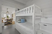 The Blue Crab House--Heated Pool, Hot Tub, and Stone's Throw to the Beach