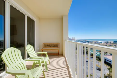 11th Floor Condo with Shared Pool, Ocean View, W/D, Fast WiFi, and Central AC Отели рядом с достопримечательностью «Destin FL Rentals»