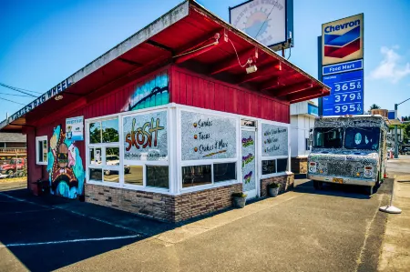 Breathtaking Bay Views and Game Room - Elegant Coastal Haven Отели в г. Уолдпорт