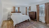 Expansive Nature Trails and Cozy Fireplace - Charming Serene Retreat Các khách sạn ở Woodstock