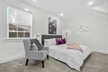 Downtown home near restaurants with full kitchen, washer/dryer, partial AC, WiFi