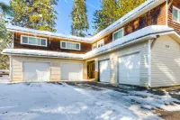 Cozy modern condo with fireplace & patio near restaurants, entertainment & lake