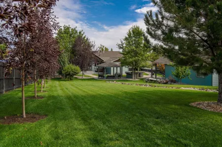 Spacious Chef's Kitchen and Hot Tub - Beautiful Family Haven