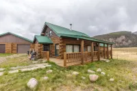 Spacious D-Log Cabin with Panoramic Mountain Views - Charming Getaway Hotels in Mineral County