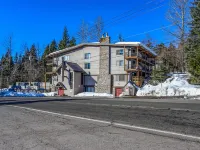 Scenic Deck and Geothermal Pool Access - Charming Getaway Hotels in der Nähe von Trillium Lake
