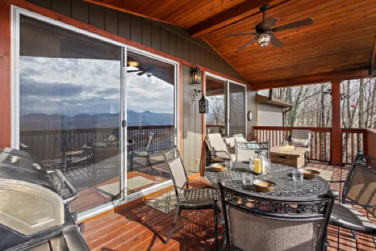Breathtaking Mountain Views and Spacious Deck - Charming Mountain Retreat