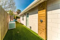 Seaside Retreat - Saltwater Pool, Game Room, Heated Pool Hotels in Palm Valley