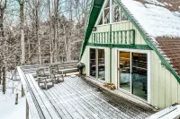Secluded getaway on 2.5 acres with private patio, WiFi, & quiet location Hotels in Warren