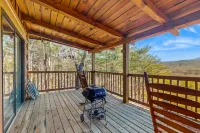 Cozy log cabin with private hot tub, fireplace & deck - close to town Hotels in Blount County