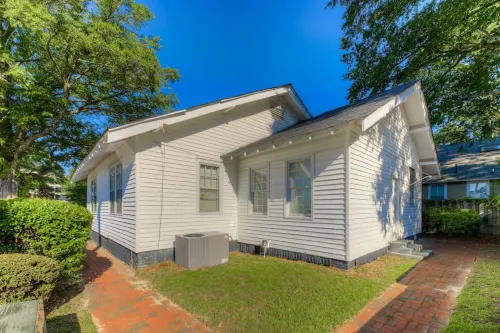 Cozy Outdoor Space and Fast Wifi - Charming Affordable Retreat