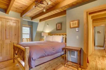 Cozy Hot Tub and Scenic Deck - Charming River Escape