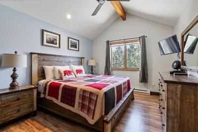 Mountain Views and Hot Tubs - Charming Cozy Retreat