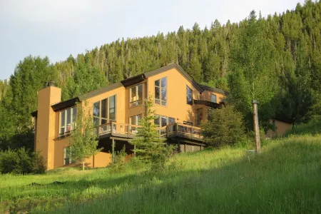 Expansive Living Space and Hot Tub Oasis - Stunning Modern Marvel Отели в г. Игл-Вейл