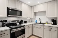 Trendy Getaway - High-Speed WiFi, Modern Design Hoteles en Municipio de Morton